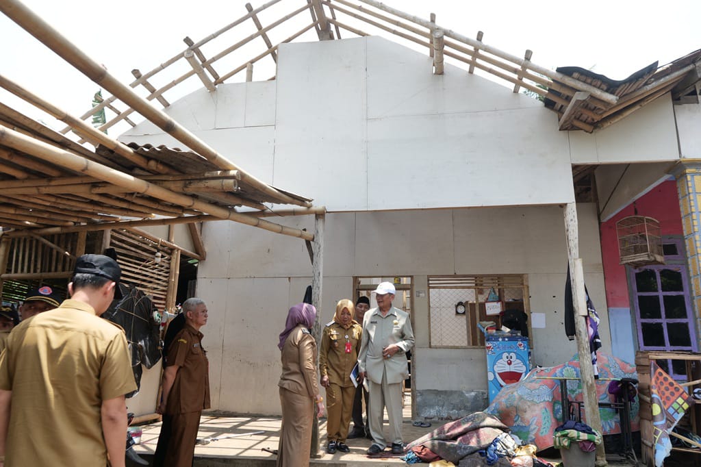 Pemkab Lumajang Redakan Kepanikan Warga Terdampak Puting Beliung di Desa Kalipenggung Randuagung