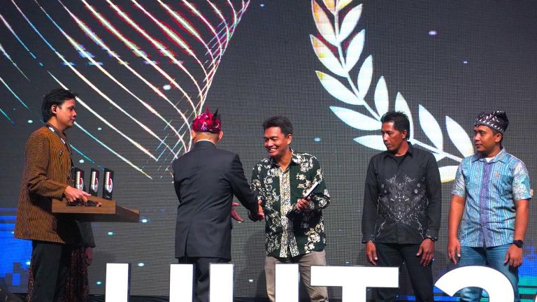 PT Teluk Lamong Raih Penghargaan TJSL Kampung Hidroponik 