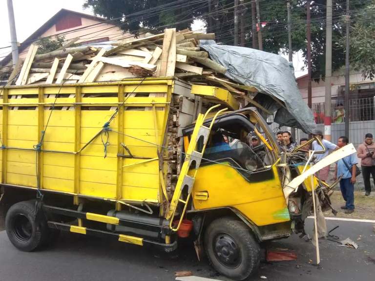 Kecelakaan Beruntun di Pasuruan, Satu Kernet Truk Bermuatan Kayu Meninggal Dunia
