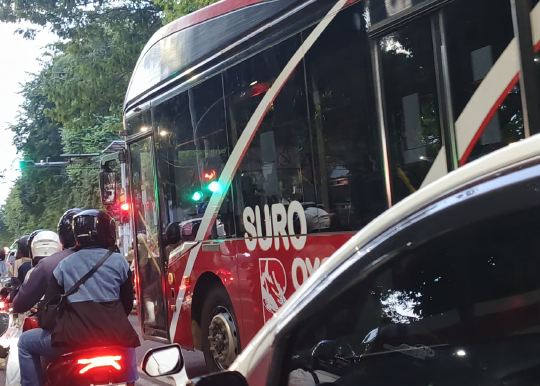 Persamaan Suroboyo Bus dan Trans Semanggi Surabaya sebagai Transportasi Umum