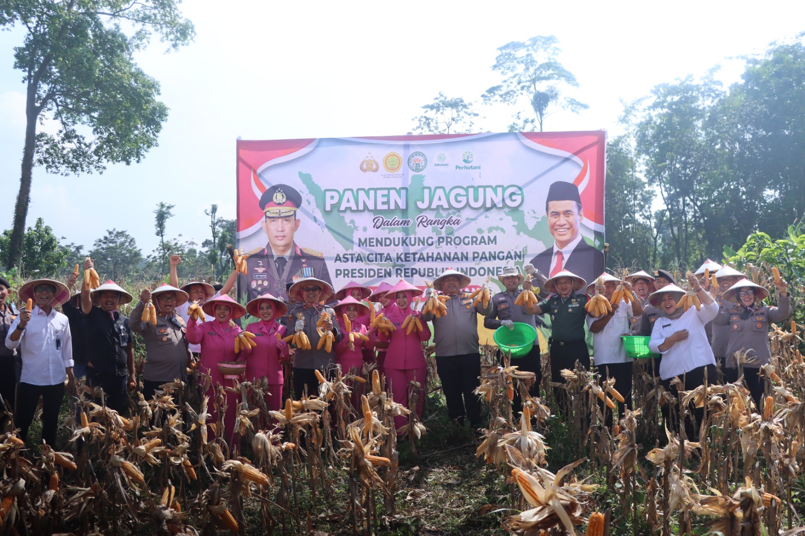 Polres Pasuruan Rayakan Panen Jagung di Purwodadi