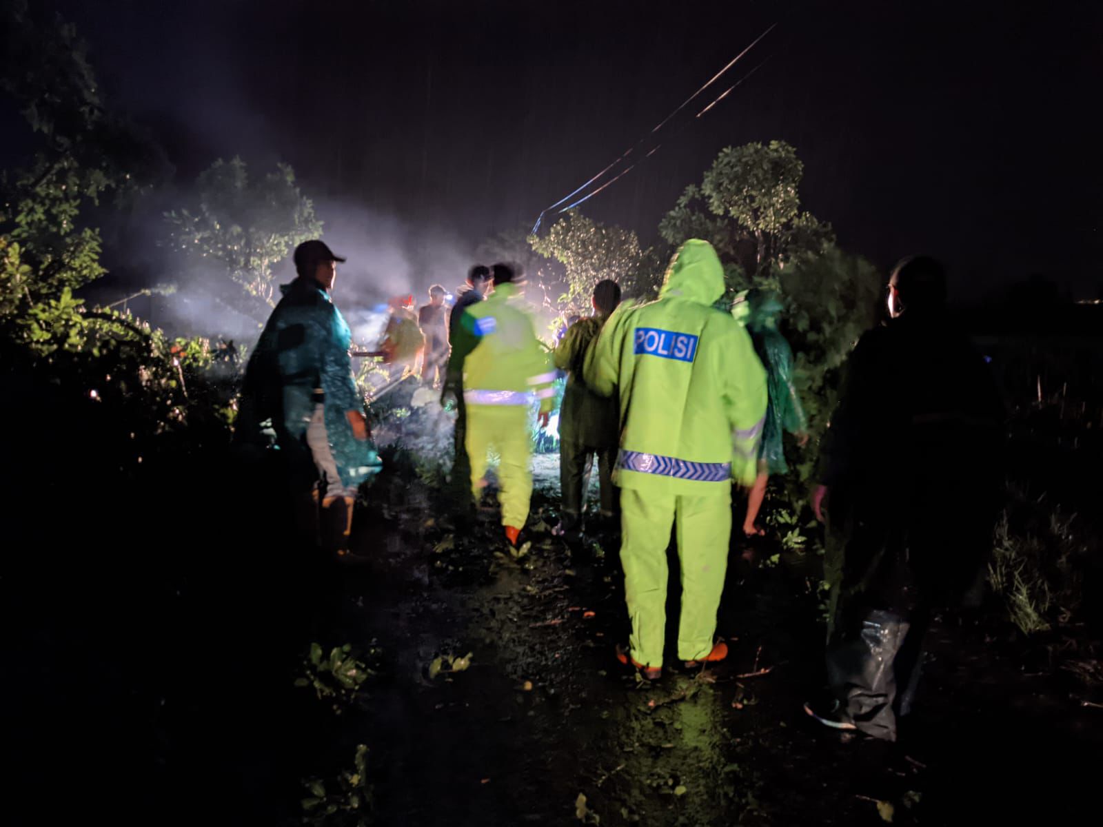 Polisi Ngawi Sigap Evakuasi Pohon Tumbang, Arus Lalin di Jogorogo Kembali Lancar 