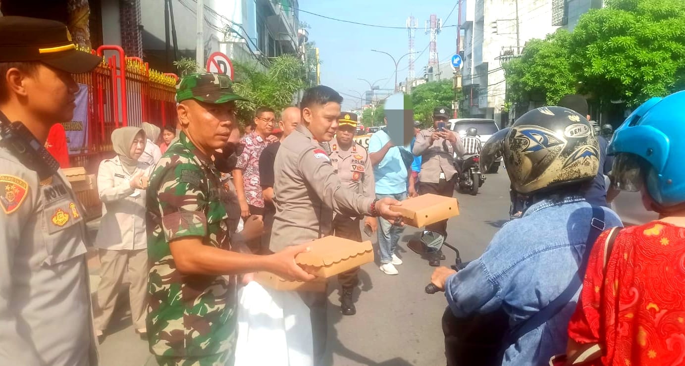 Tni Polri Simokerto Bersihkan Kelenteng Boen Bio Kapasan Dan Bagikan