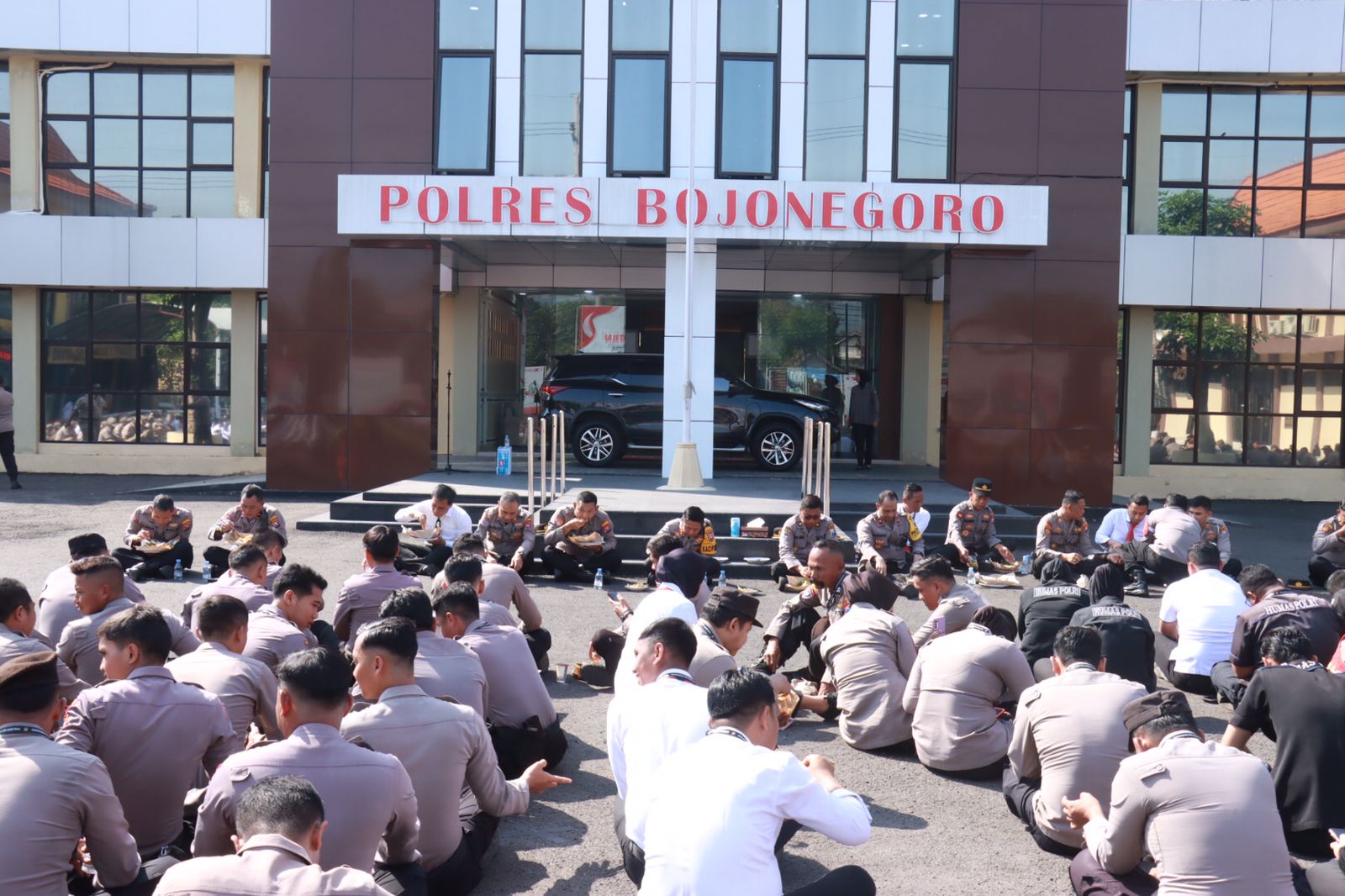 Wujud Kebersamaan, Kapolres AKBP Mario Makan Nasi Bungkus Bersama Anggota di Halaman Mapolres Bojonegoro