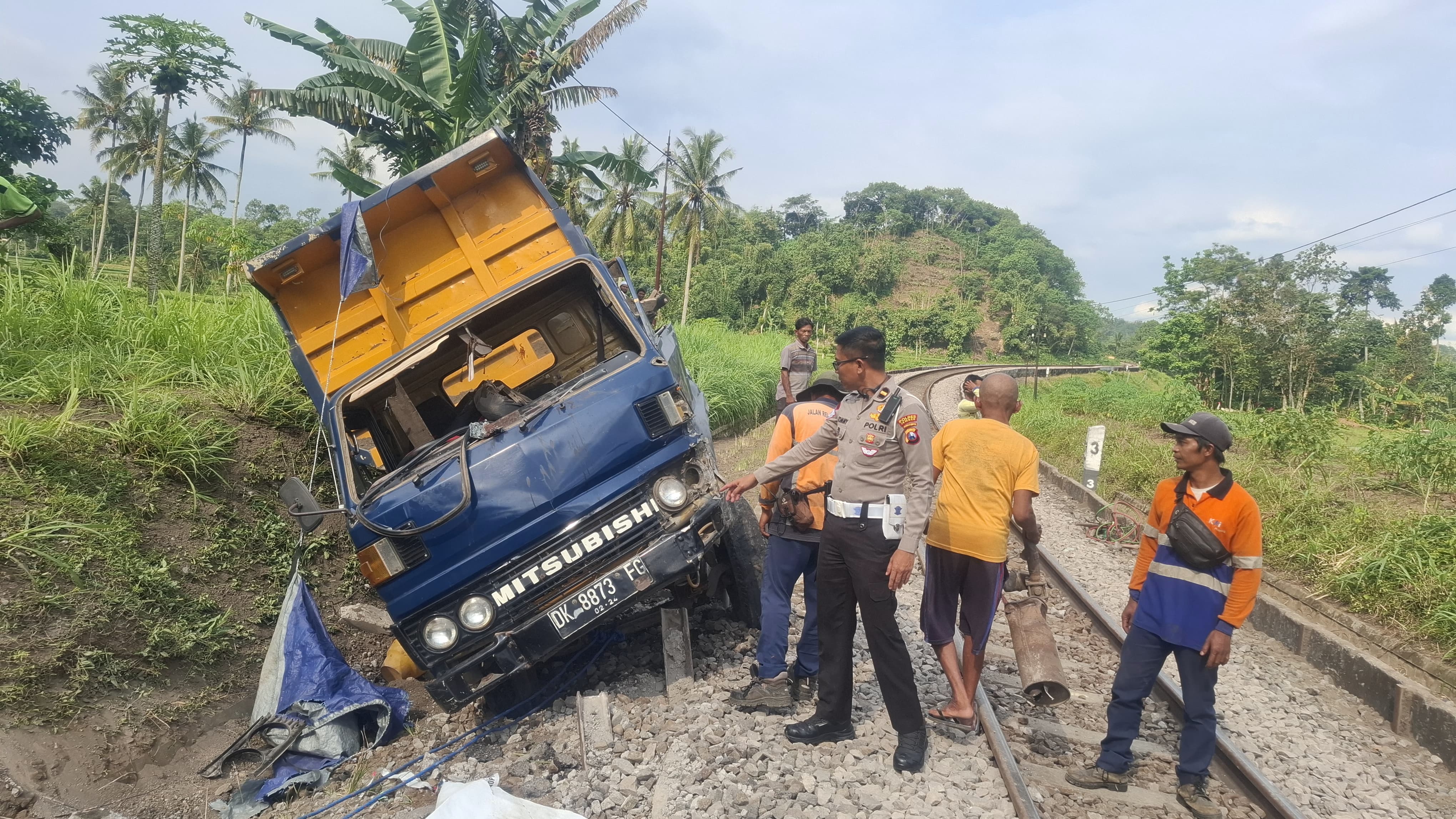KA Ijen Ekspres Temper Dump Truk di Perlintasan Tanpa Palang Pintu