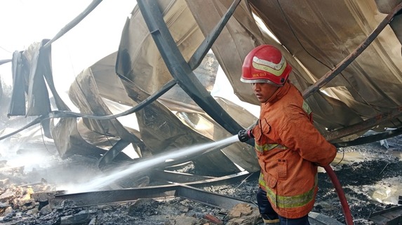 Ini Penyebab Kebakaran Hebat Pabrik Spons di Driyorejo, Gresik