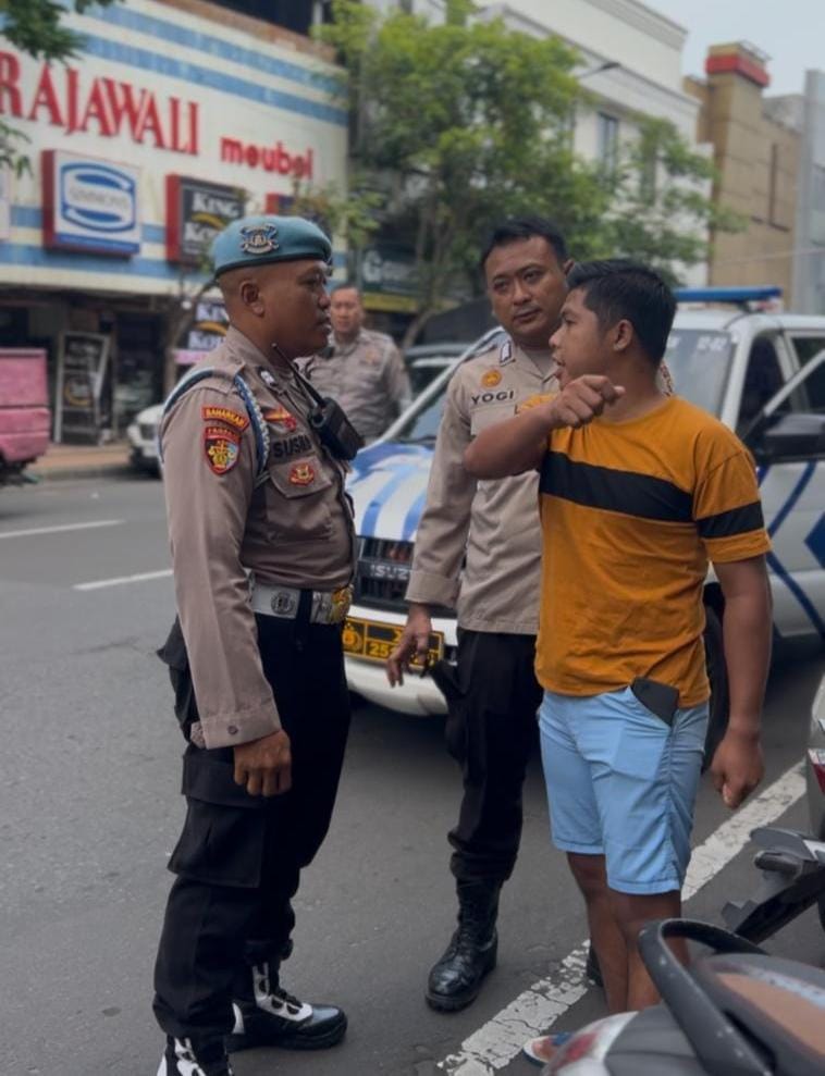 Sempat Nyamar Jadi Karyawan Toko, Polsek Bubutan Tindak Tegas Jukir Liar Gemblongan