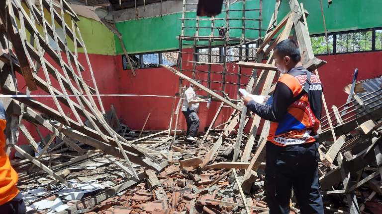 Atap Tiga Ruang Kelas SDN 9 Kilensari Situbondo Ambruk, Belajar Dialihkan