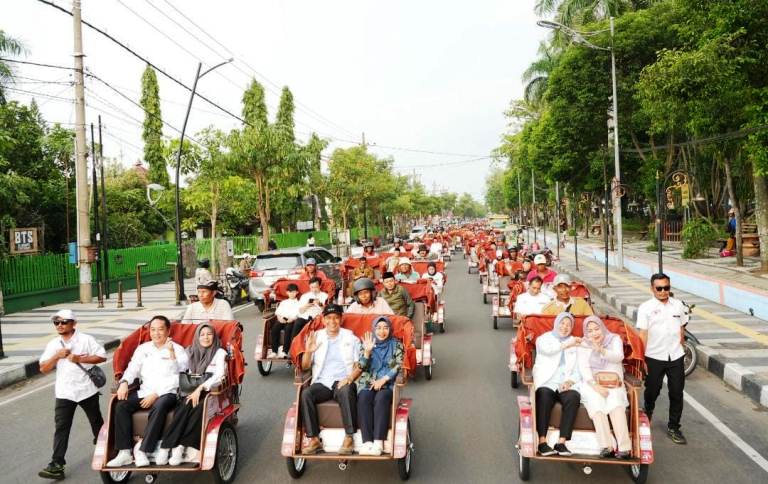 Penarik Becak Lansia Bojonegoro Terima 200 Becak Listrik Bantuan Presiden Prabowo