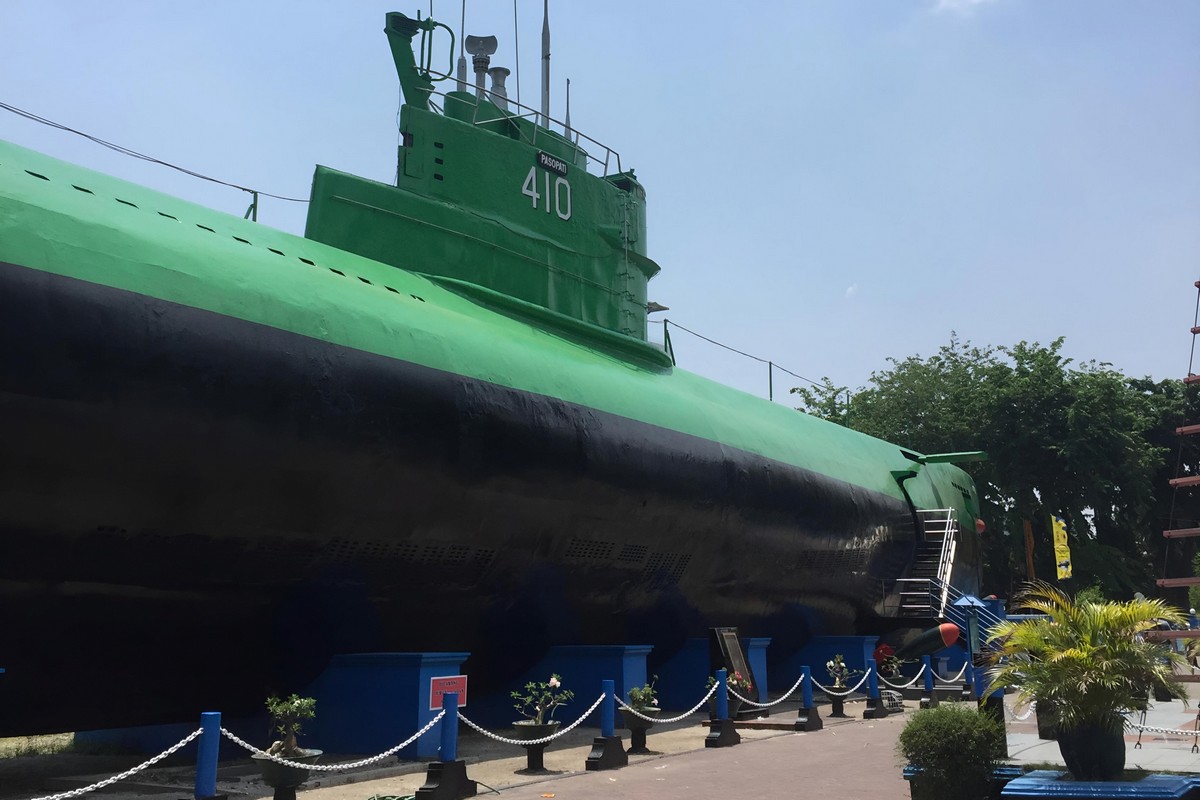 Menjelajahi Sejarah Bawah Laut di Monumen Kapal Selam KRI Pasopati