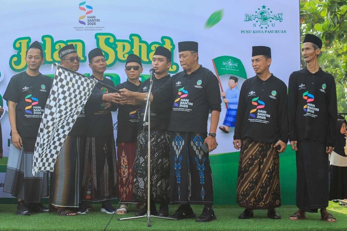 Wali Kota Pasuruan Lepas Ribuan Peserta Jalan Sehat Sarungan Peringati Hari Santri 2025