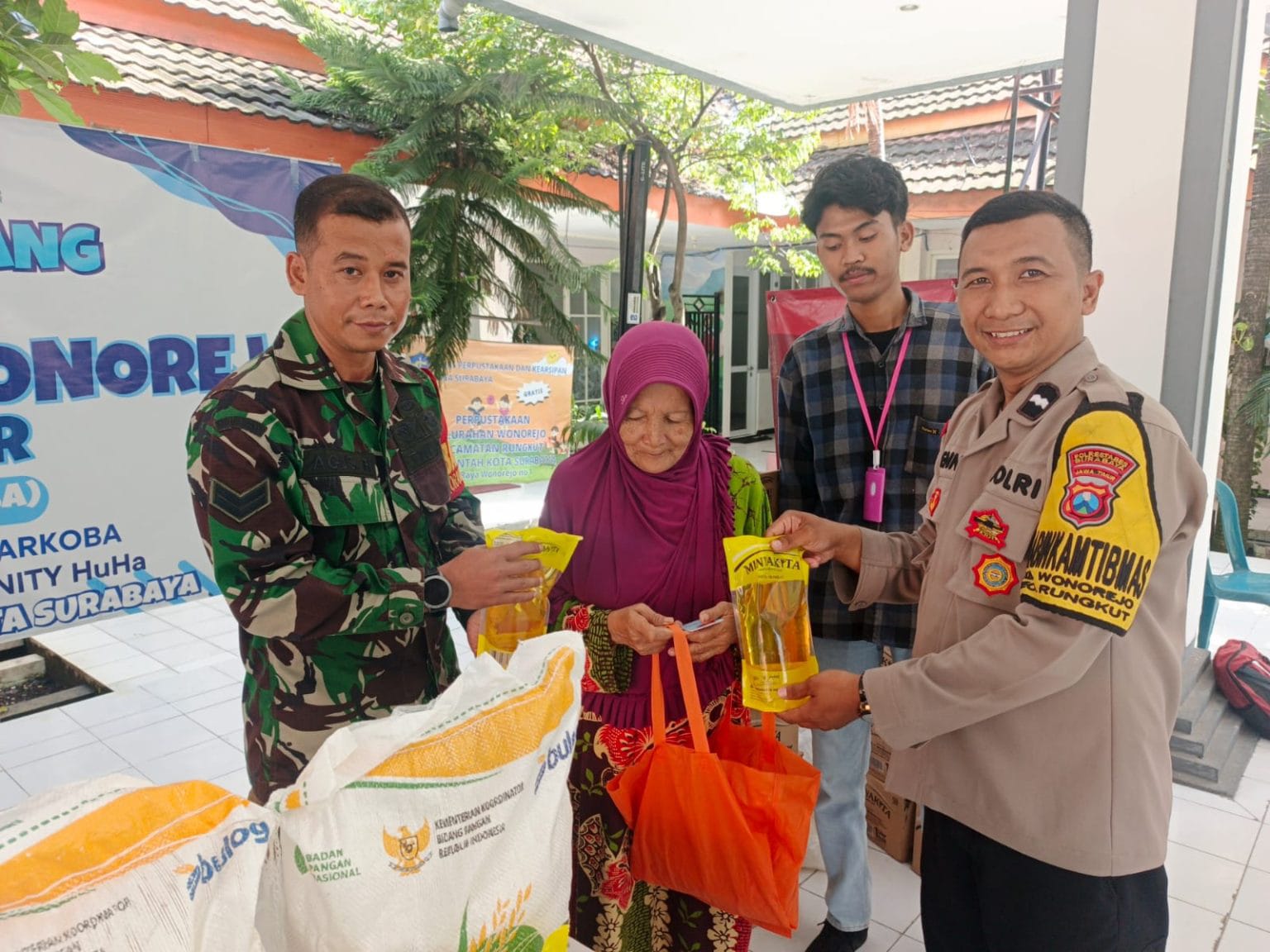 Polsek Rungkut Bersinergi,Tiga Pilar Wonorejo Sukses Salurkan Sembako untuk Warga Kurang Mampu
