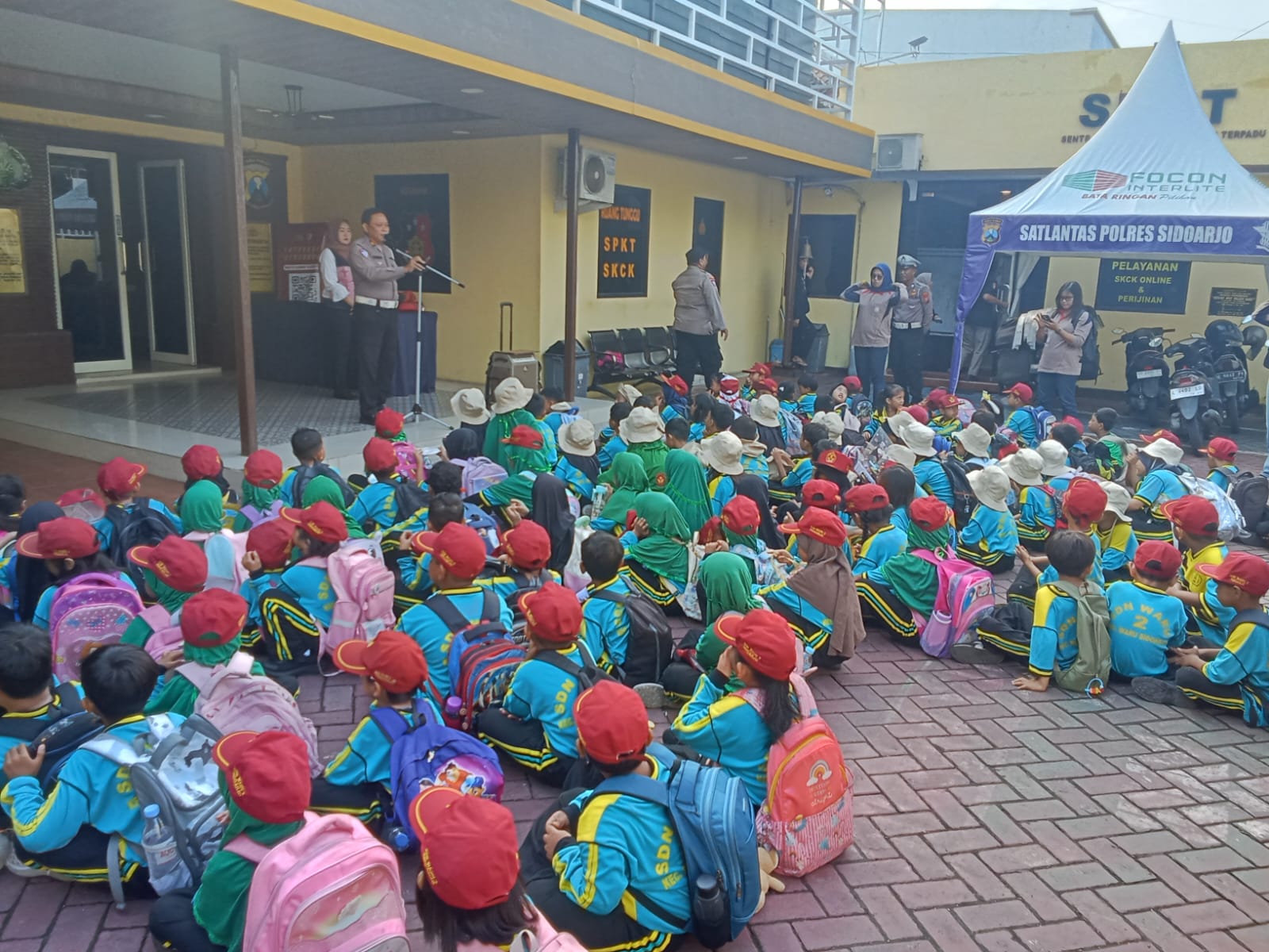 Polsek Waru Terima Kunjungan SDN Waru 2, Kenalkan Dunia Kepolisian Sejak Dini