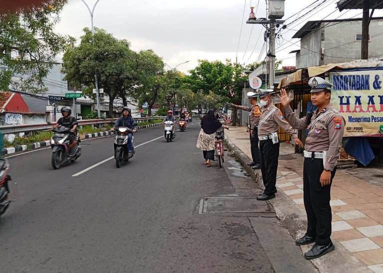 Dedikasi Pagi Polsek Sawahan: Banyuurip Lancar, Pengendara Lawan Arus Ditindak
