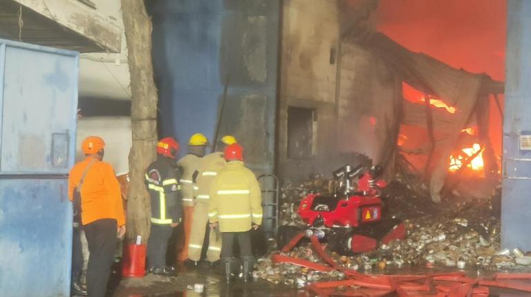 DPKP Surabaya Terjunkan Robot Pemadam Atasi Kebakaran Pabrik Selotip Margomulyo