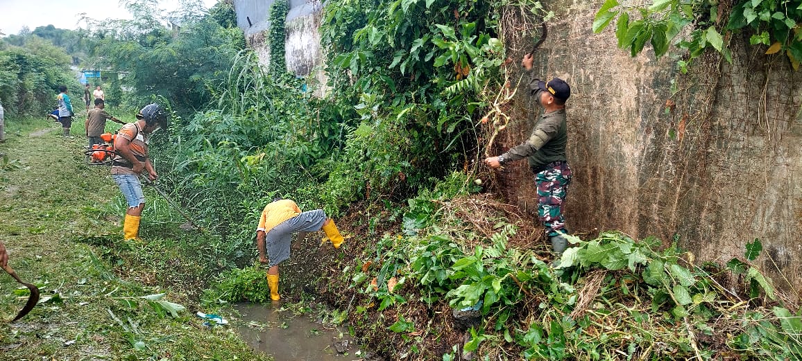 Dandim Jember Apresiasi Karya Bakti TNI Bersama Masyarakat Bersih-bersih Selokan