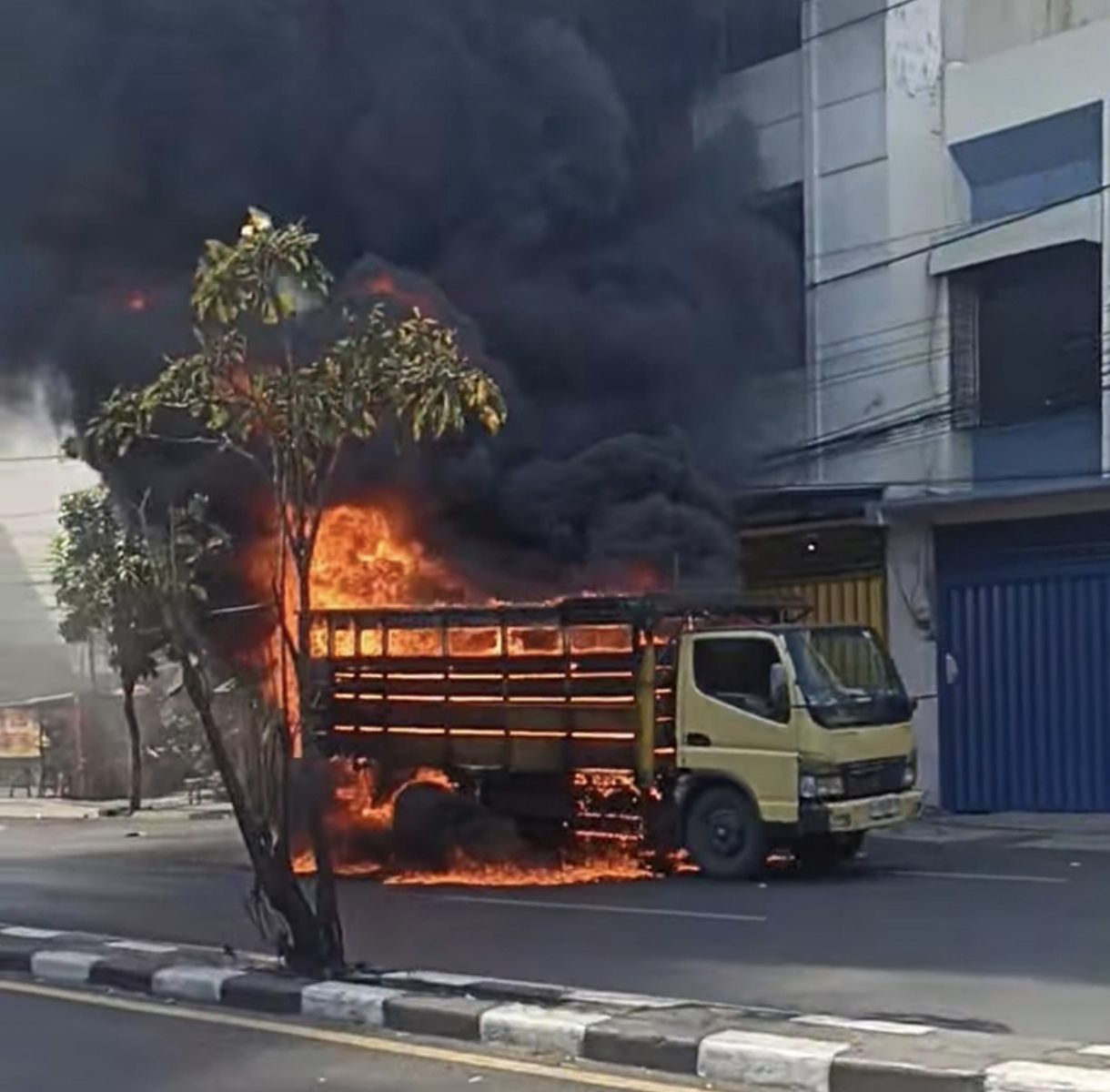 Truk Muat Styrofoam Ludes Terbakar di Jalan Kenjeran