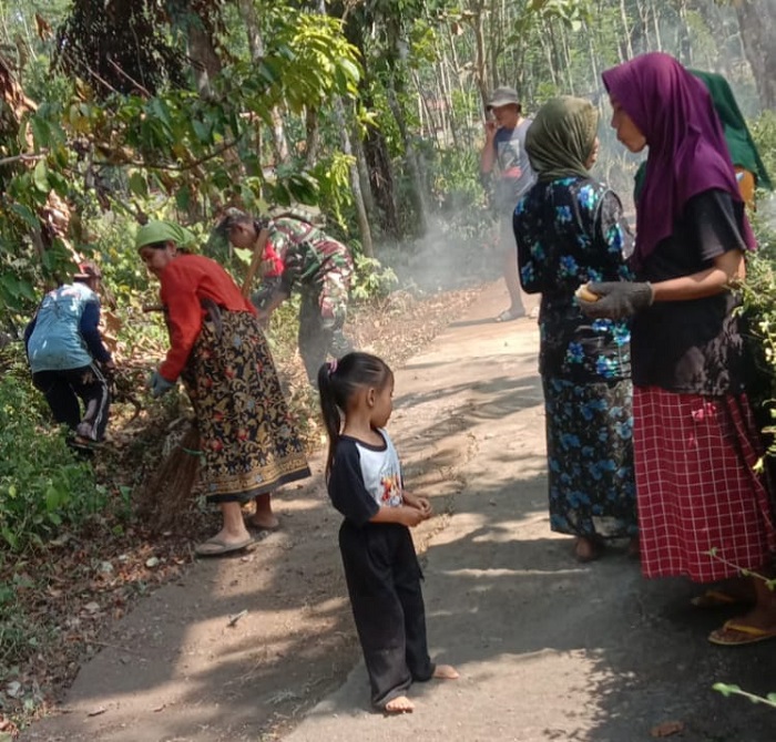 Bangun Kebersamaan, Babinsa Meninjo dan Warga Kompak Bersihkan Jalan Setapak di Lumajang
