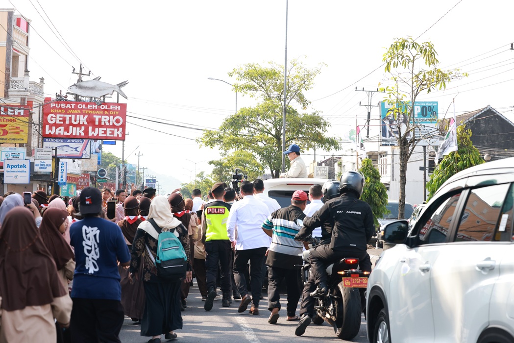 Warga dan Anak Sekolah di Magelang Antusias Sambut Kedatangan Presiden Prabowo