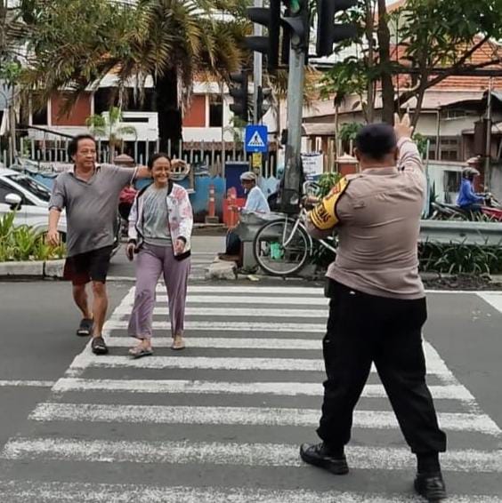 Pos Awal Polsek Benowo di Pasar Bandarejo Pastikan Arus Lalin Lancar dan Kondusif