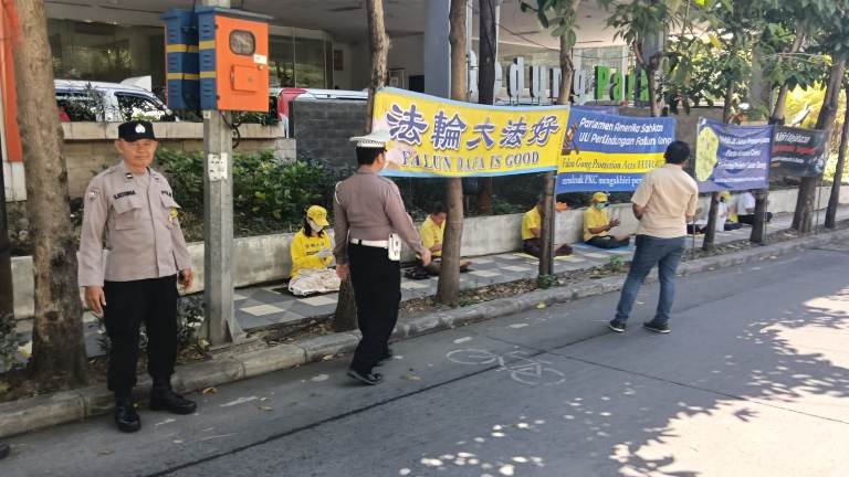 Polsek Sawahan Amankan Aksi Damai Falun Gong di Jalan Mayjend Sungkono