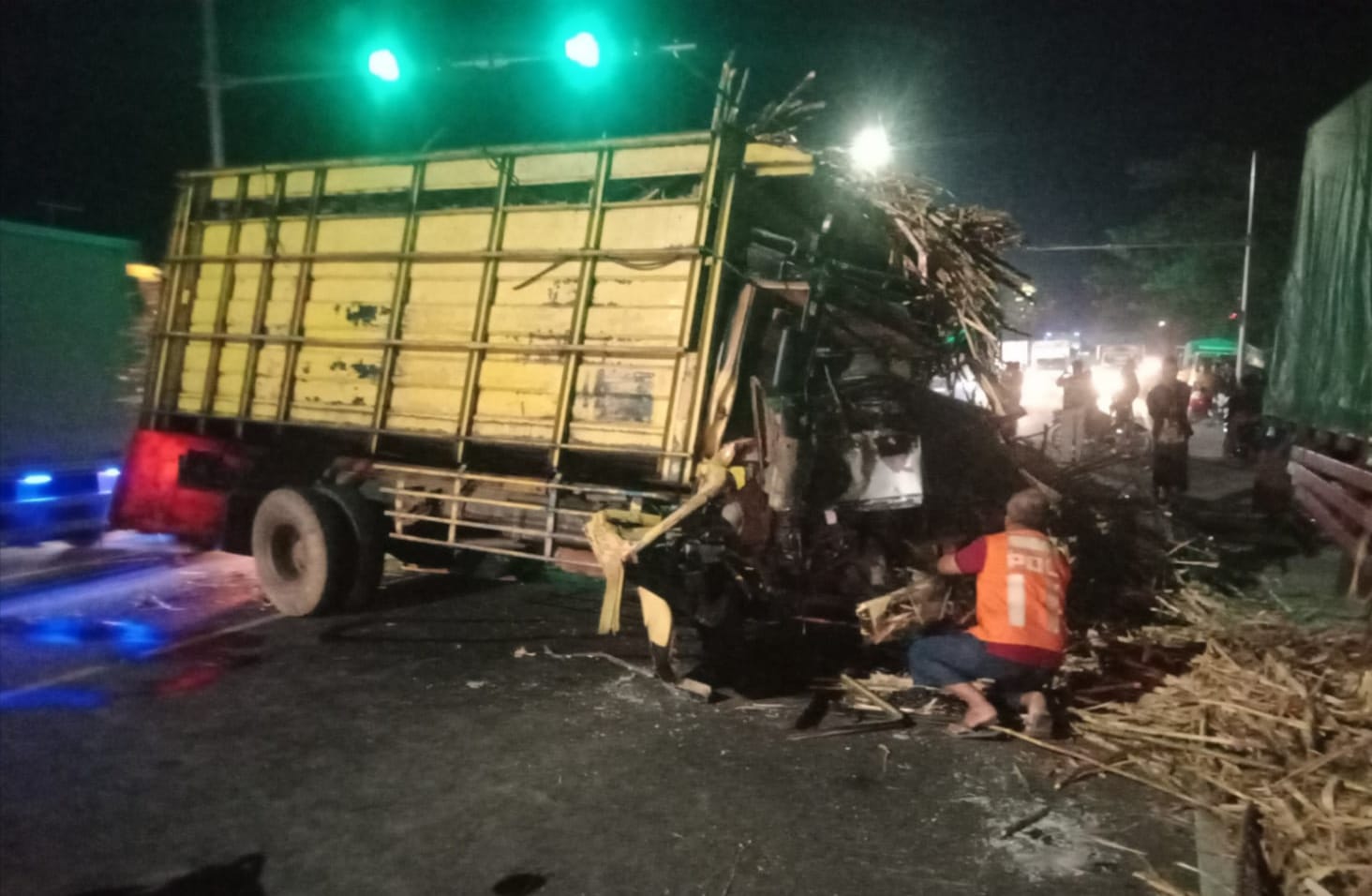 Truk Tebu vsTruk Pupuk Ringsek, Sopir Terjepit