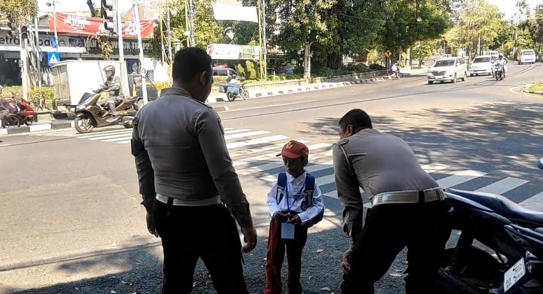 Satlantas Polres Gresik Bantu Siswa SD Kebingungan, Antar Pulang dan Orang Tua Lega