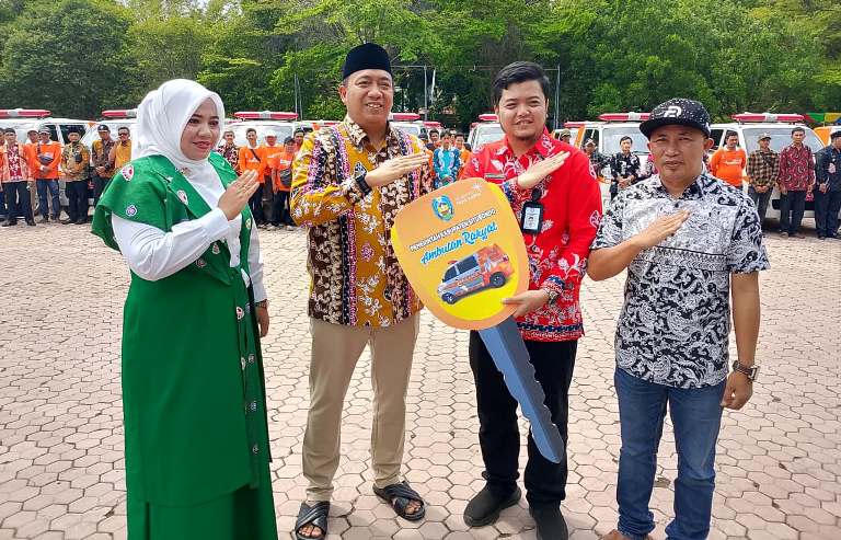 Bupati Situbondo Serahkan 38 Ambulans untuk Pelayanan Kesehatan Masyarakat
