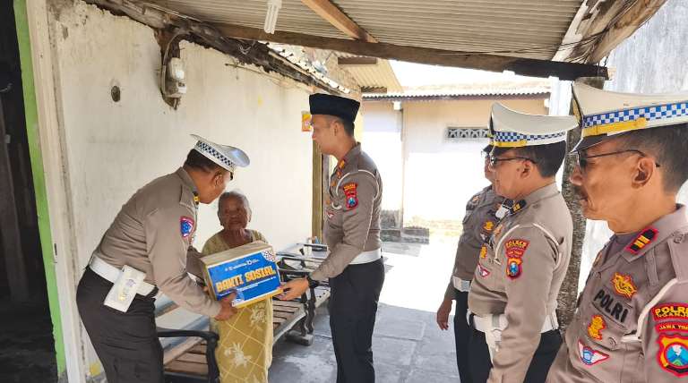 Satlantas Polres Nganjuk Gelar Bakti Sosial Peringati HUT Ke-70 Lalu Lintas