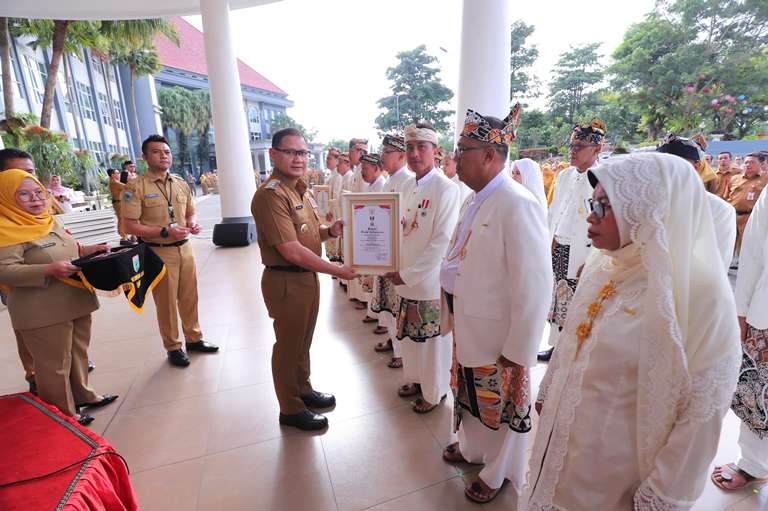 Pj Wali Kota Batu Sematkan Lencana Hakaryo Guno Mamayu pada 32 ASN Berprestasi