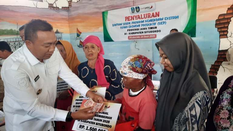 Serahkan Bansos UEP, Bupati Situbondo Berharap 102 Penerima Gunakan untuk Modal Usaha
