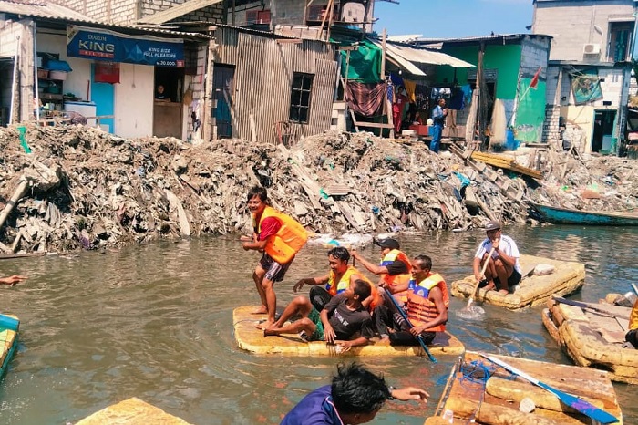 Semarak HUT Ke-80 RI: Warga Kalianak Meriahkan Sungai yang Bersih dengan Lomba Dayung