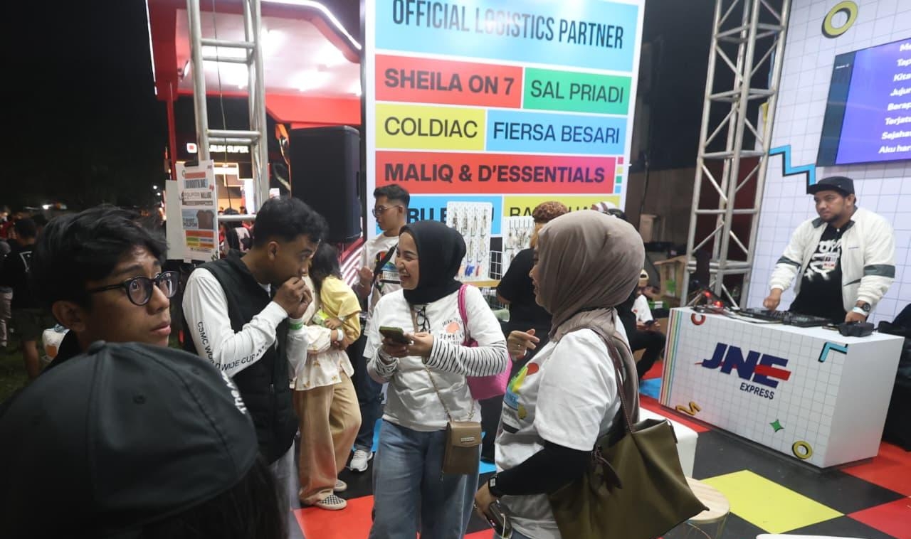 JNE Official Logistics Partner POLIPONI Puaskan Pengunjung Konser di Rampal