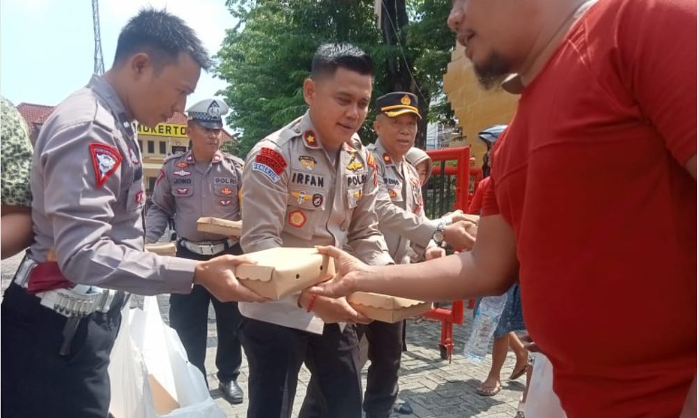 Warga Antusias Sambut Kegiatan Jumat Berkah Polsek Simokerto