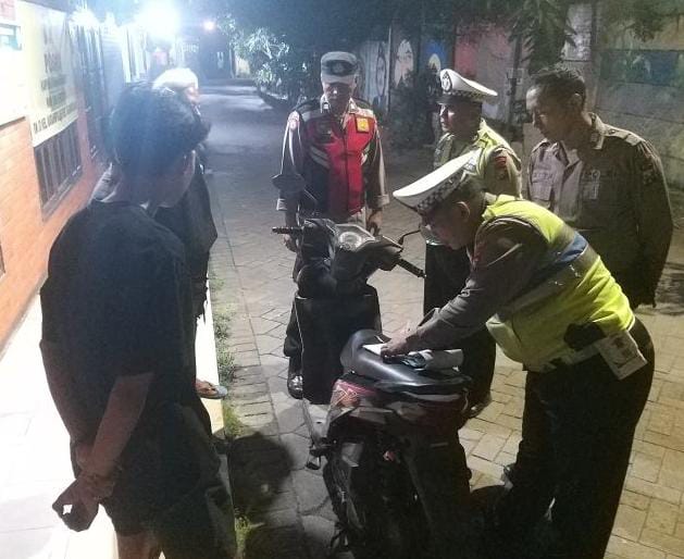 Polsek Karangpilang Tingkatkan Keamanan Malam Hari, Periksa Remaja Berboncengan Tiga