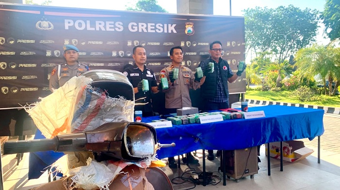 Satresnarkoba Gresik Amankan 10 Kilogram Ganja Dalam Tangki Vespa di Cerme