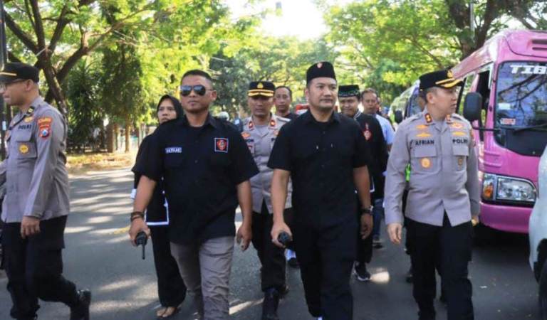 AKBP Afrian Pimpin Pengawalan Keberangkatan Ratusan Warga Baru IKSPI Kera Sakti ke Padepokan Pusat Madiun   