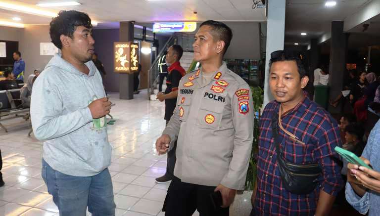 Pelukan Polwan untuk Survivor KMP Tunu Pratama Jaya: Trauma Healing Dikerahkan di Posko Ketapang