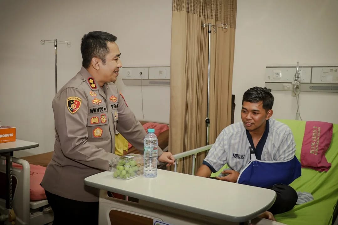 Jenguk Anggota Sakit, Kapolres Pelabuhan Tanjung Perak Beri Dukungan Moril