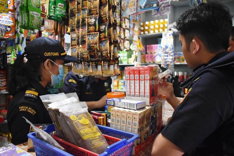 Satpol PP Surabaya Temukan Rokok Ilegal di Toko Kelontong
