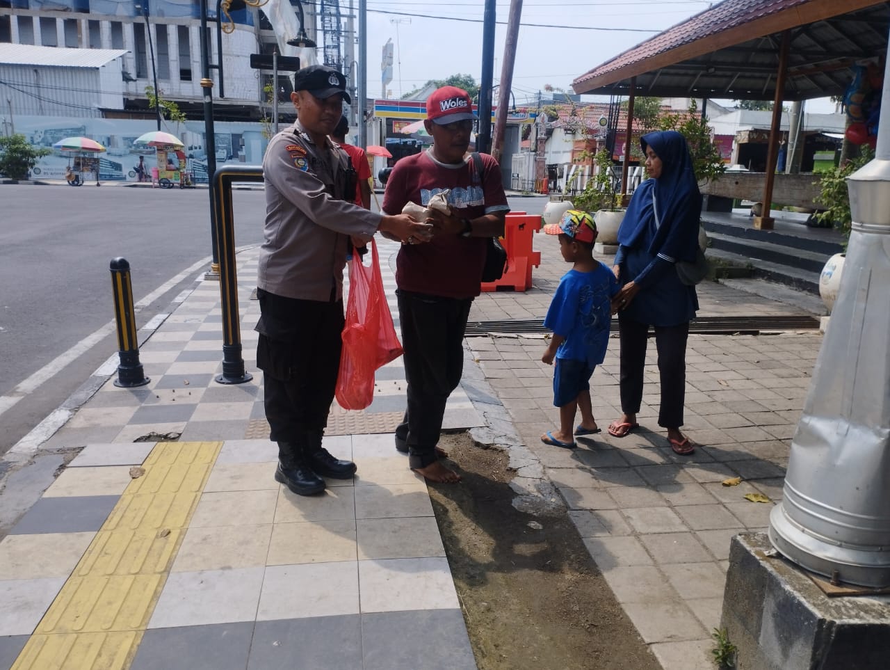 Polsek Bojonegoro Kota Bagikan Nasi Bungkus di Alun-alun