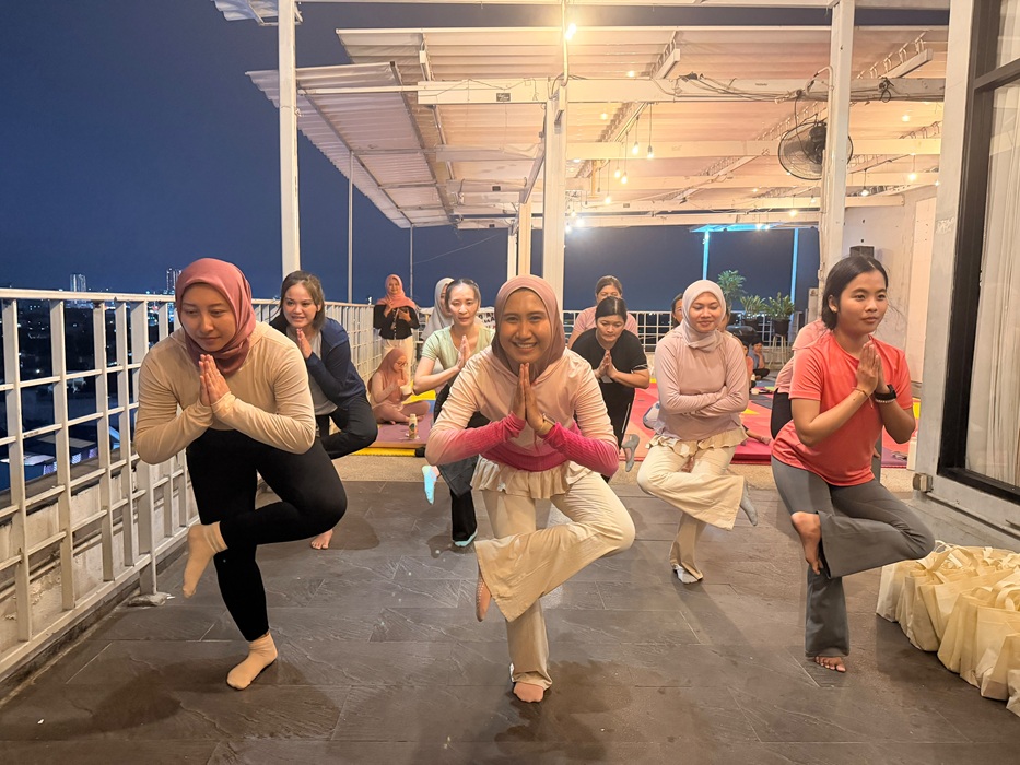 MaxOne Hotel Dharmahusada Surabaya Gelar Sunset Yoga Bersama Ladang Lima