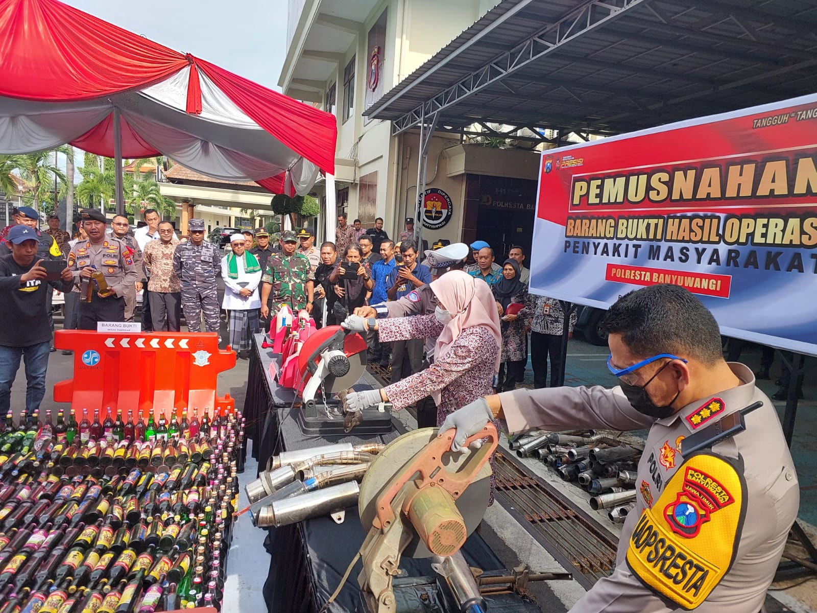 Polresta Banyuwangi Musnahkan Ribuan Miras dan Ratusan Knalpot Brong Jelang Nataru