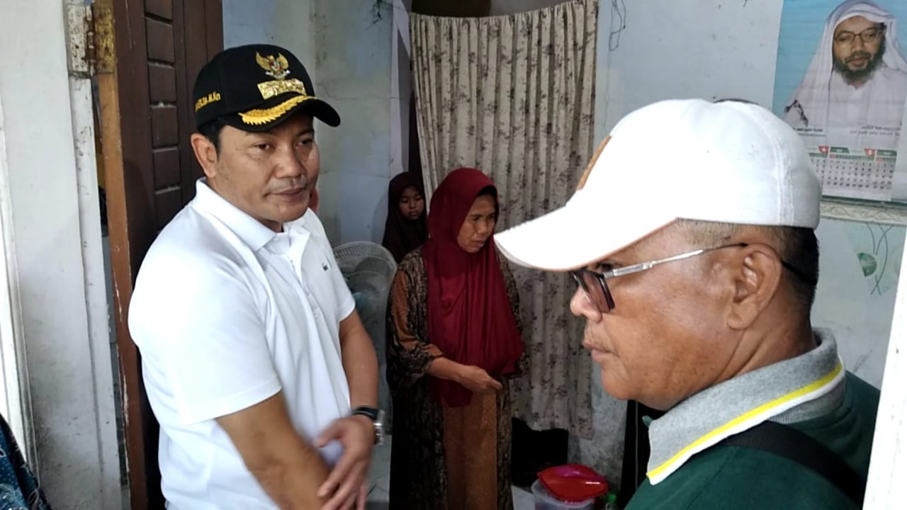 Bupati Sidoarjo Beri Kursi Roda Warga Desa Katerungan Krian