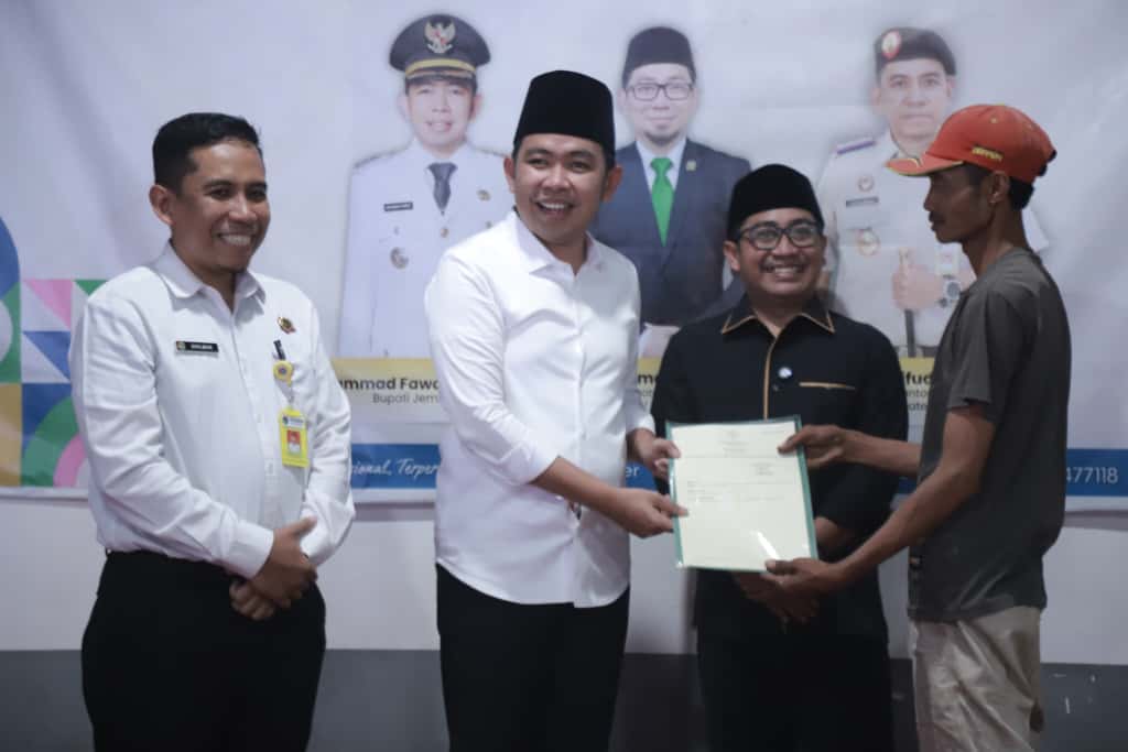 Wujud Komitmen Pemerintah, Bupati Jember Dampingi DPR RI Serahkan 1.000 Sertifikat PTSL di Karangharjo