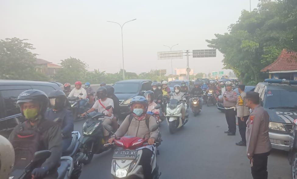 Personel Polsek Gayungan Pantau Kelancaran Lalu Lintas di Jalan Frontage Ahmad Yani Surabaya