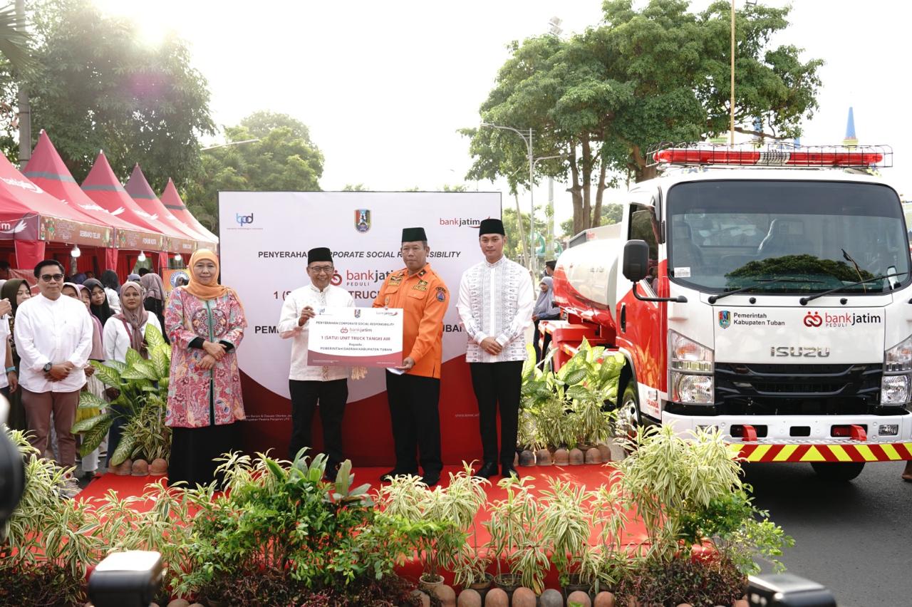 Bank Jatim Serahkan CSR ke Pemkab Tuban Atasi Kekeringan