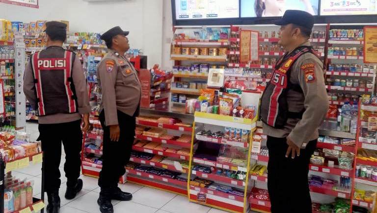 Polsek Wiyung Intensifkan Patroli untuk Keamanan Minimarket di Surabaya