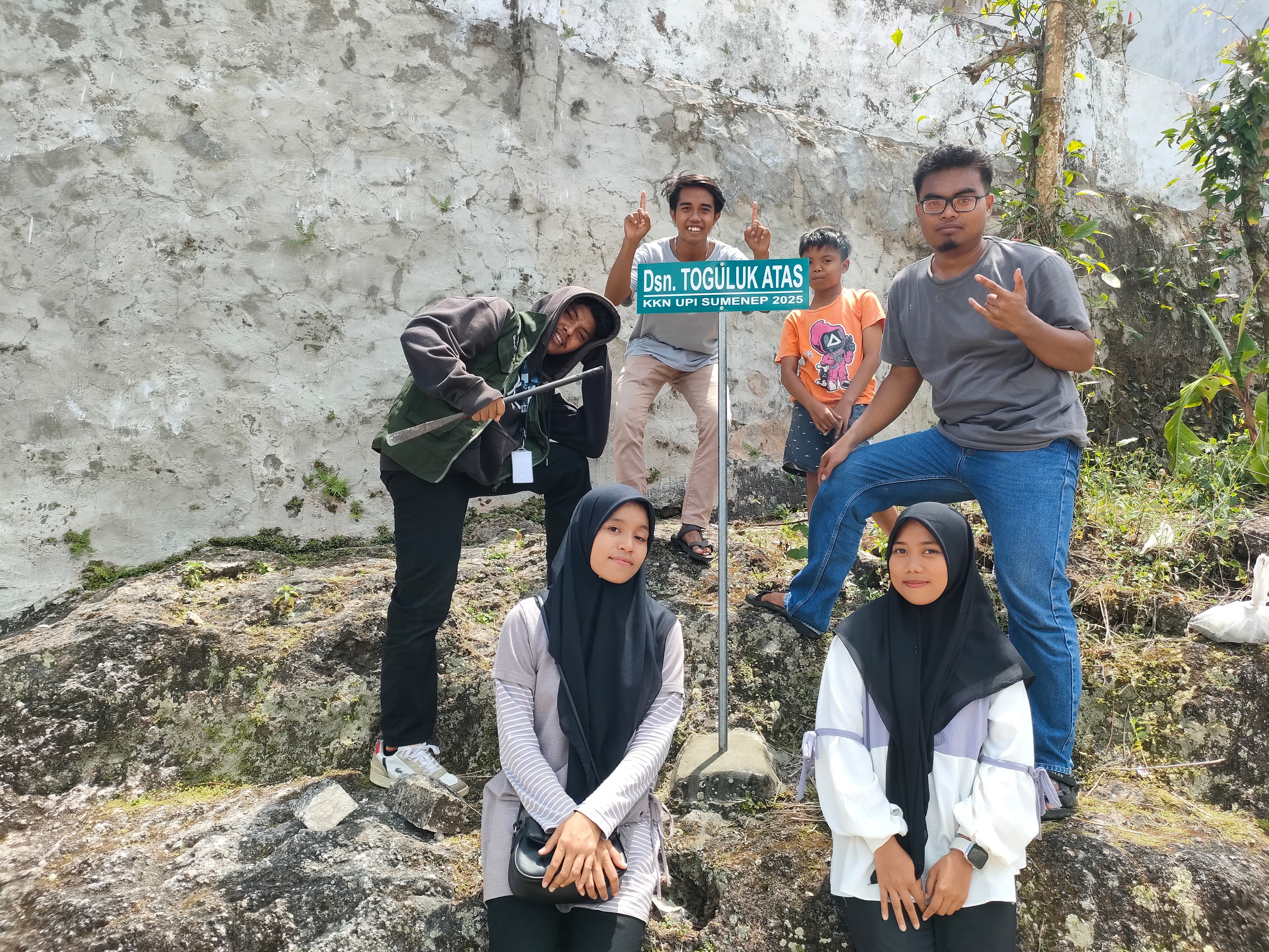 Mahasiswa KKN UPI Sumenep Pasang Plang Dusun di Desa Ellak Laok