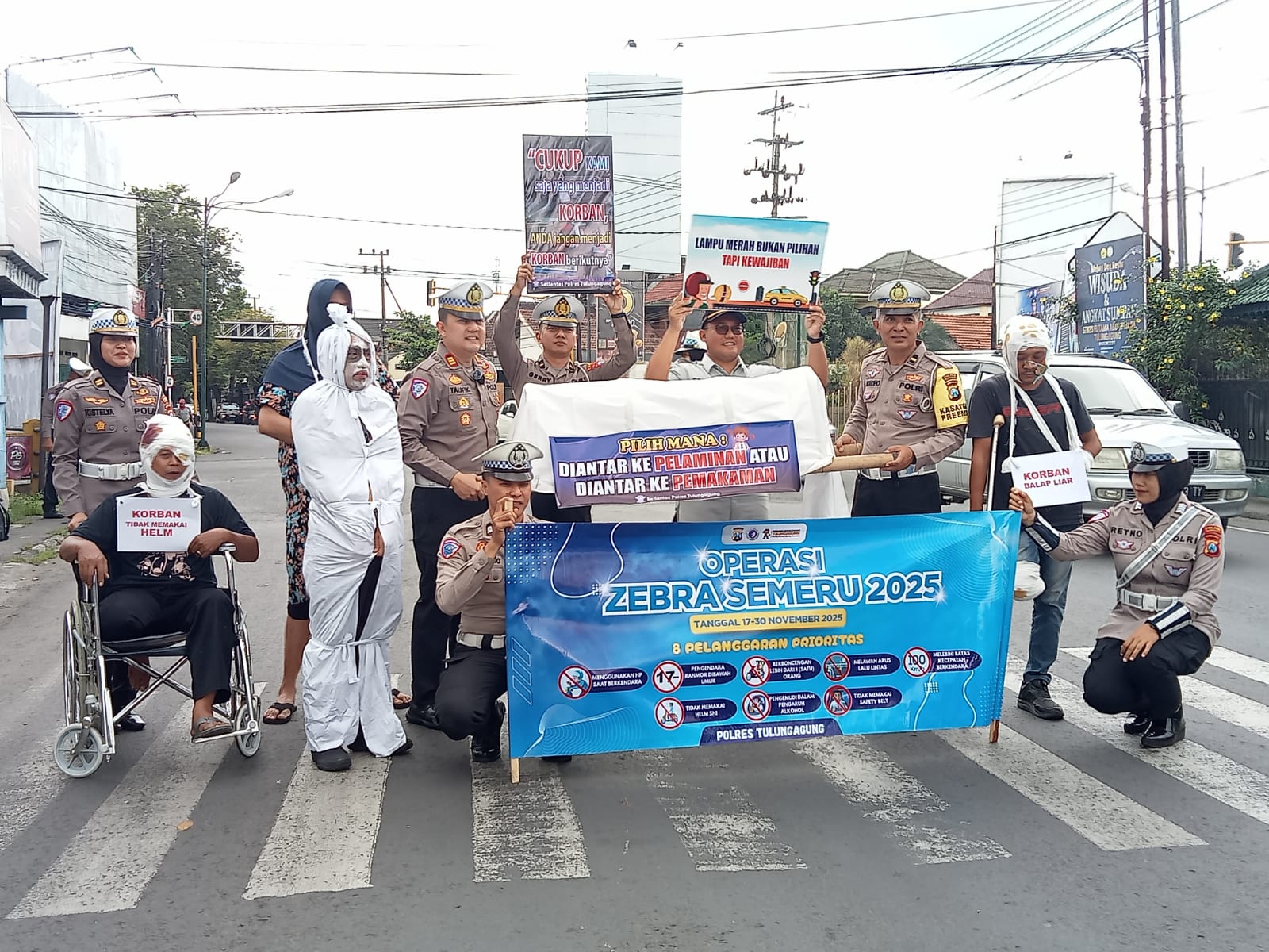 Sosialisasi Unik! Satlantas Polres Tulungagung Bawa Cosplay Korban Laka di Perempatan Jepun